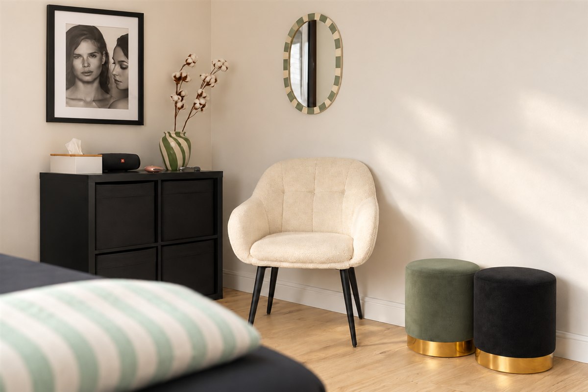 L’institut NIRAYNA, fauteuil crème, miroir et pouf vert sauge